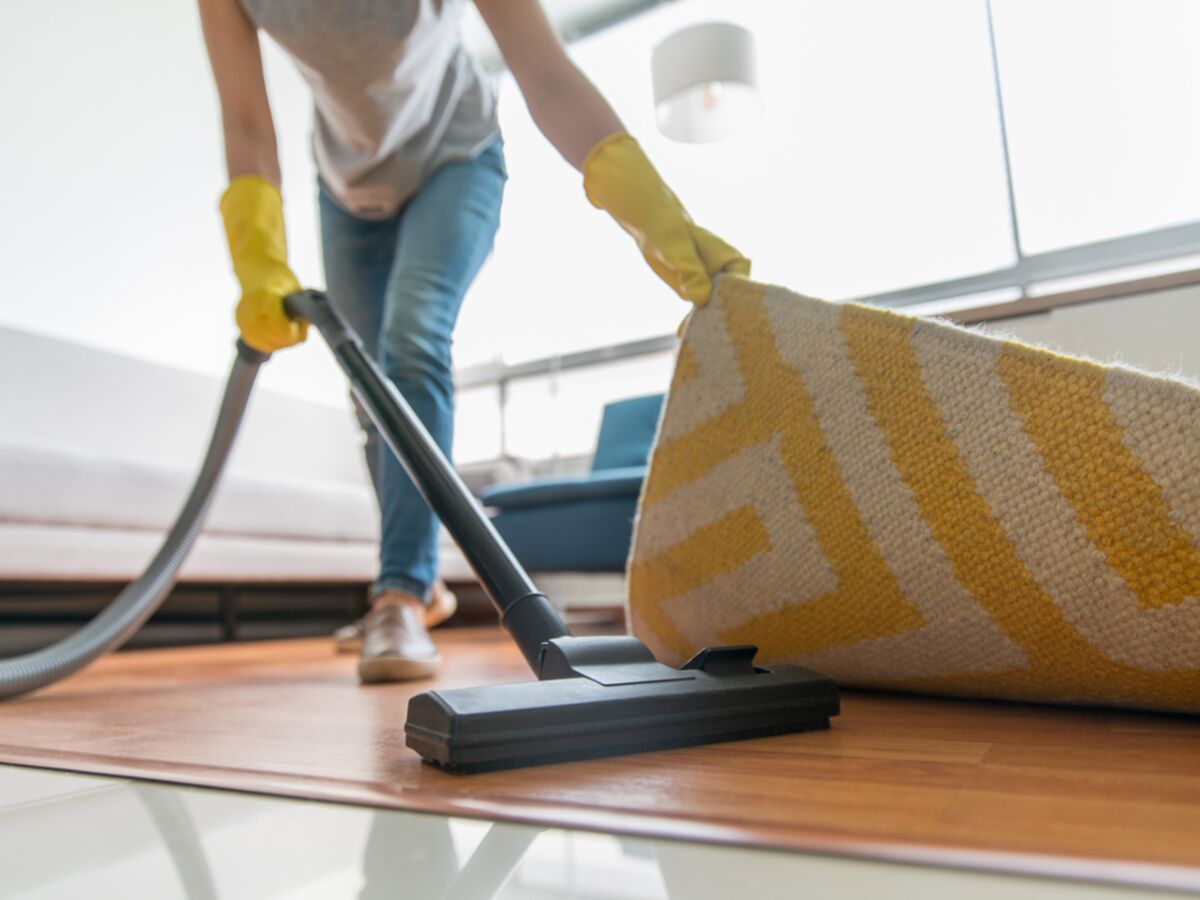 Nettoyer la poussière sur les plafonds et les murs – Ménage Coaching