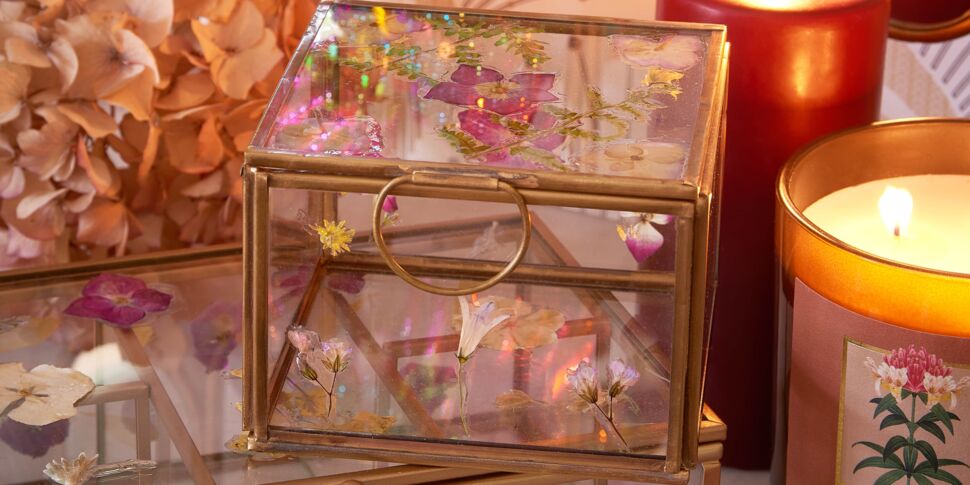 Bricolage facile et pas cher de fête des mères: une boîte à bijoux en verre et fleurs séchées pour lui faire un beau cadeau