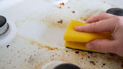 4 astuces pour bien nettoyer son éponge de cuisine et éviter le  développement des bactéries