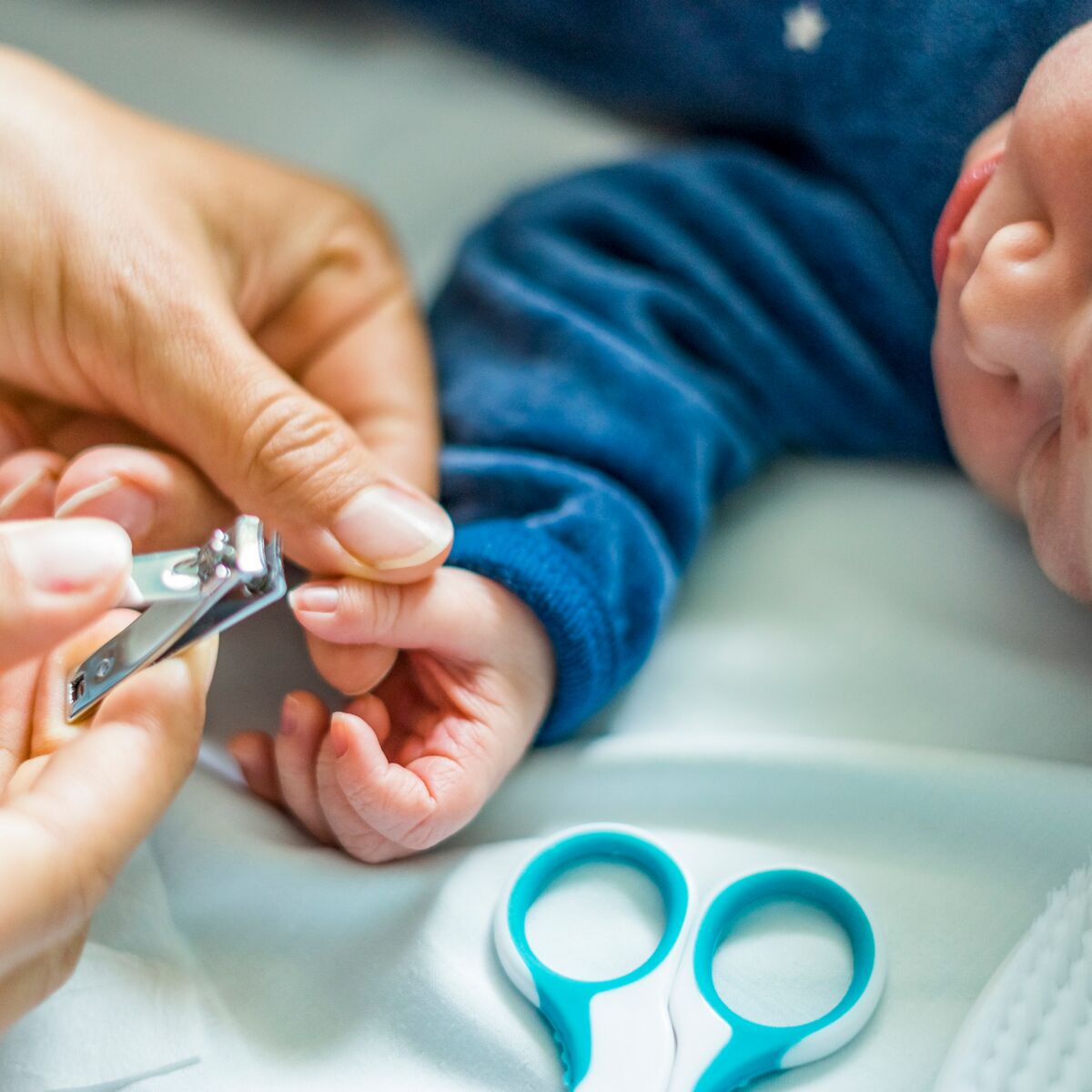 À quel âge couper les ongles de bébé et comment ?