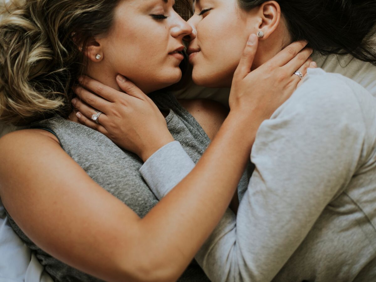 Deux lesbiennes font l amour