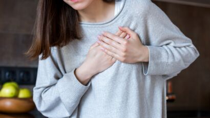 Douleur dans la poitrine : comment savoir si c'est une douleur musculaire ou cardiaque ? : Femme ...