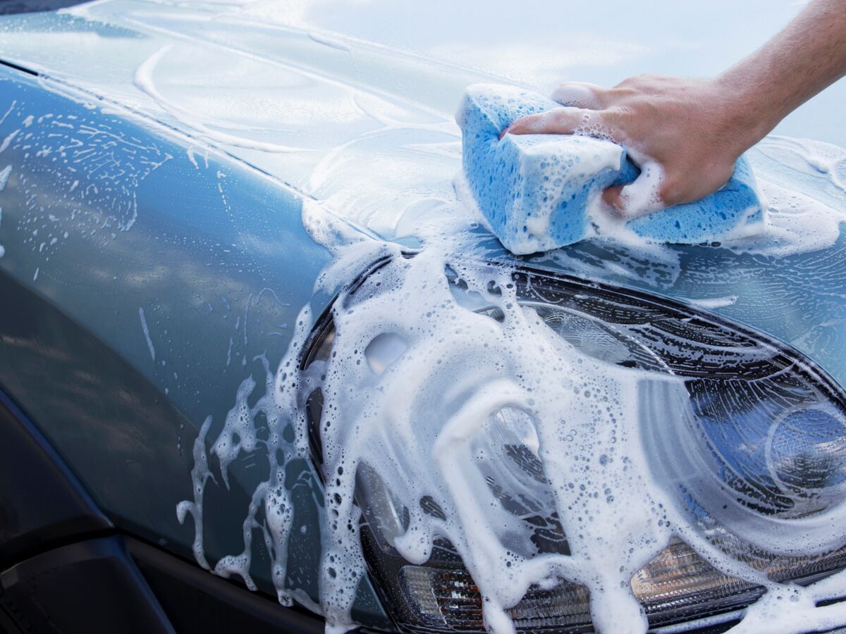 Laver sa voiture devant chez soi : cette condition qui rend légale