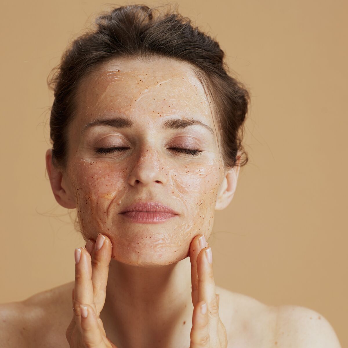 Exfolier son visage : 3 règles à suivre pour respecter sa peau 