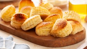 Vin de noix de Grenoble et feuilletés au saint-marcellin rapide : découvrez  les recettes de cuisine de Femme Actuelle Le MAG