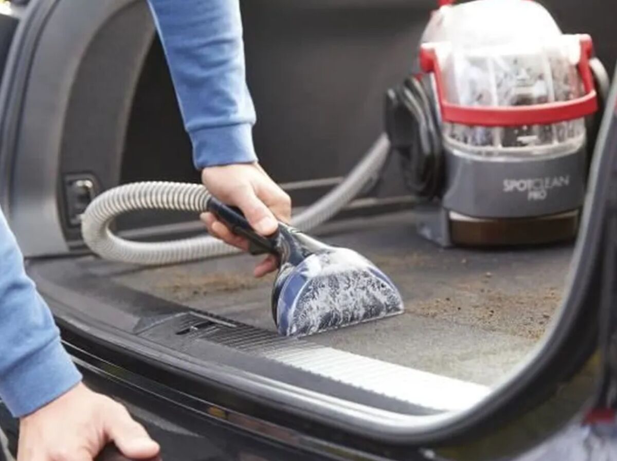 Ce nettoyeur Bissel en promotion vous permettra de venir à bout des taches  sur votre canapé, dans votre voiture ou même sur votre tapis : Femme  Actuelle Le MAG