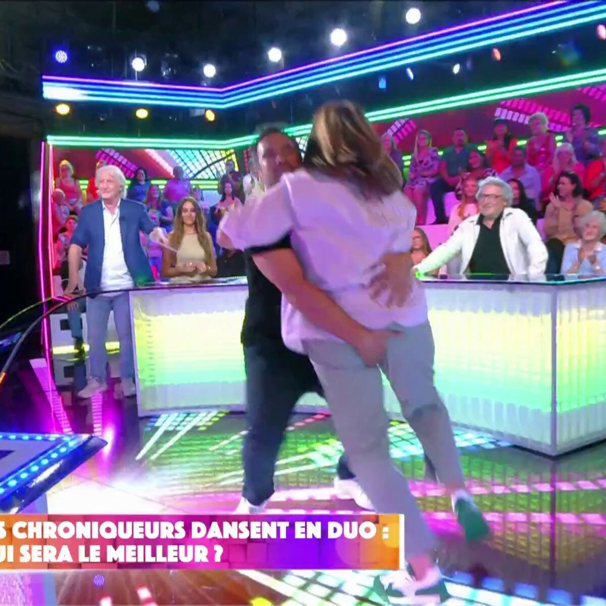 Alex Goude Valerie Benaim Alex Goude met une main aux fesses de Valérie Bénaïm : Cyril Hanouna recadre sèchement le chroniqueur de "Touche pas à mon poste” : Femme Actuelle Le MAG