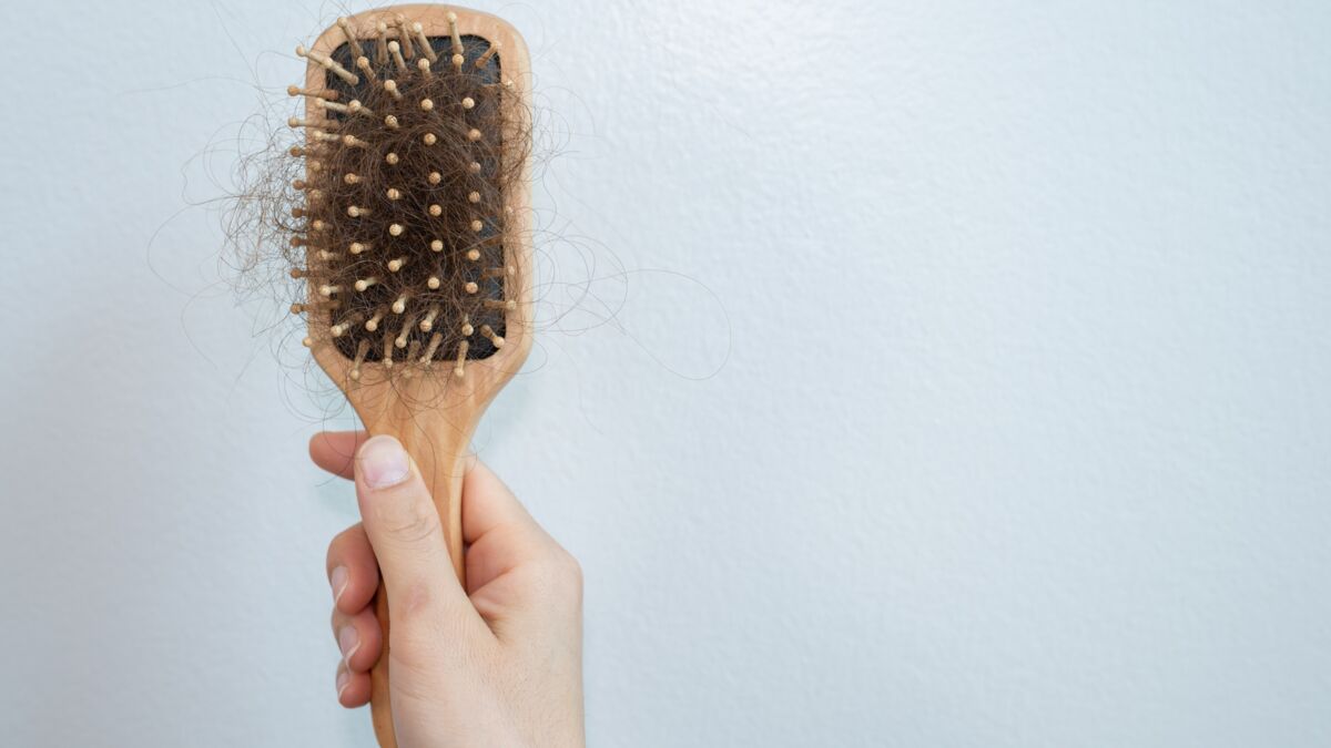 Brosse à cheveux : l'astuce pour retirer facilement les cheveux