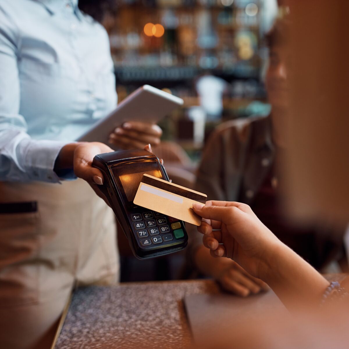 Comment fonctionne le paiement différé d'une carte bancaire ? : Femme  Actuelle Le MAG