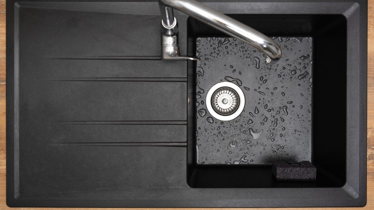 Comment nettoyer un évier noir ? Retirer les traces de savon