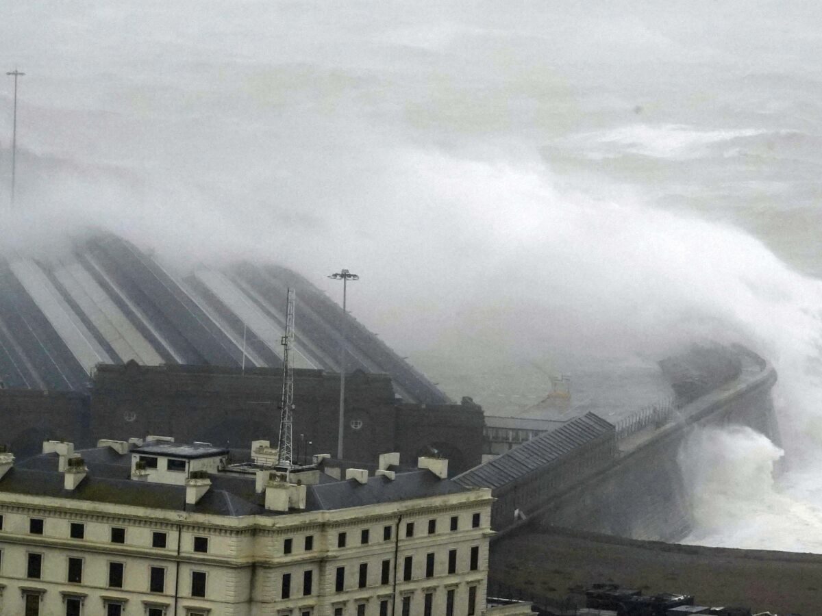 Tempête Ciaran : des rafales de vent records enregistrées, ces images  impressionnantes dans le nord-ouest de la France : Femme Actuelle Le MAG