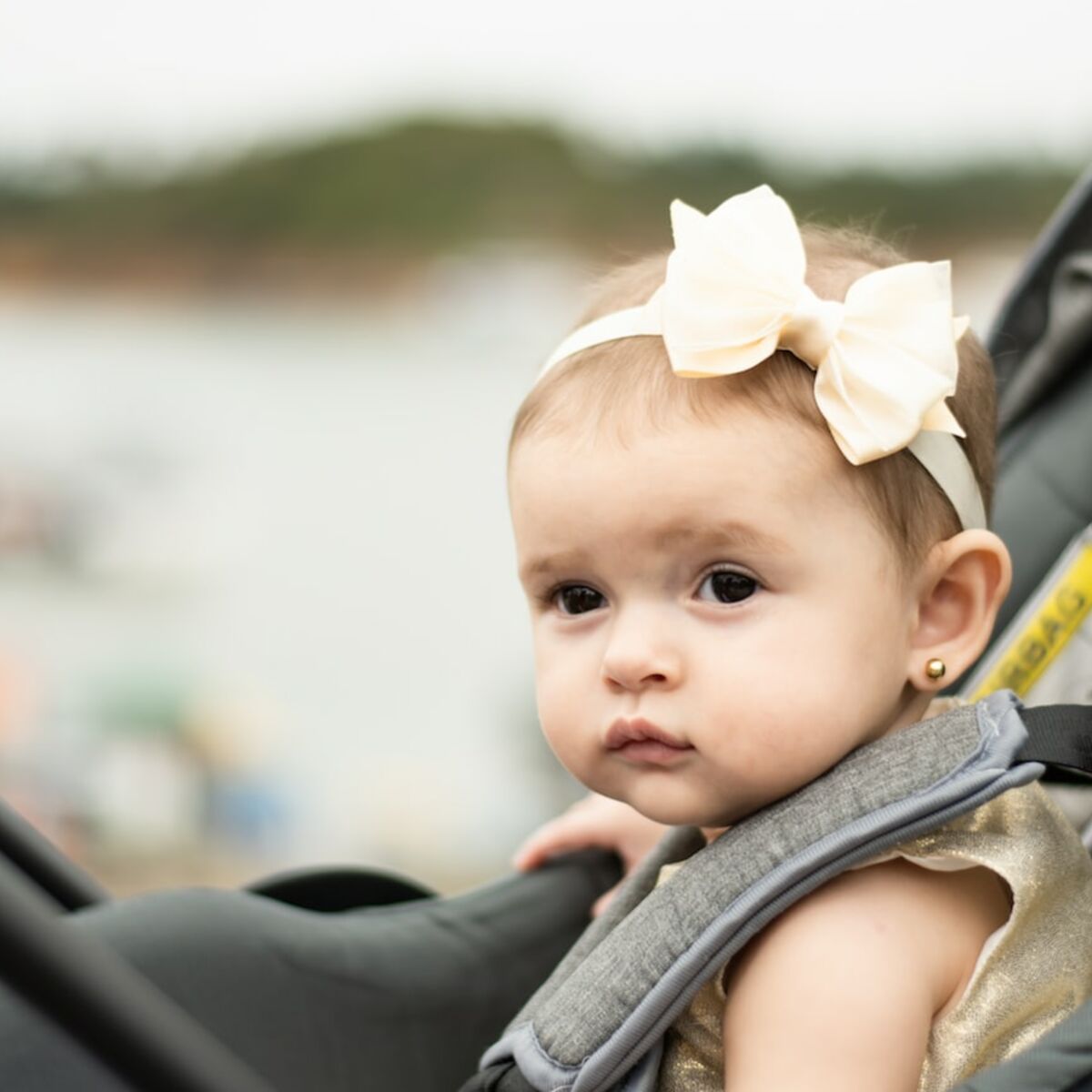 Siège auto pour bébé, rehausseur enfant : jusqu'à quel âge est-ce  obligatoire ? : Femme Actuelle Le MAG
