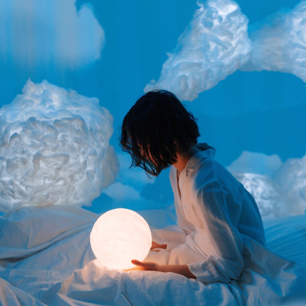 DIY Lampe nuage : le tuto déco avec la chanteuse Louane en utilisant des  objets que l'on a tous chez soi : Femme Actuelle Le MAG