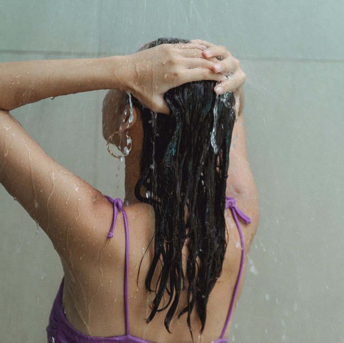 Voici comment avoir les cheveux soyeux après la douche selon un  professionnel - Elle