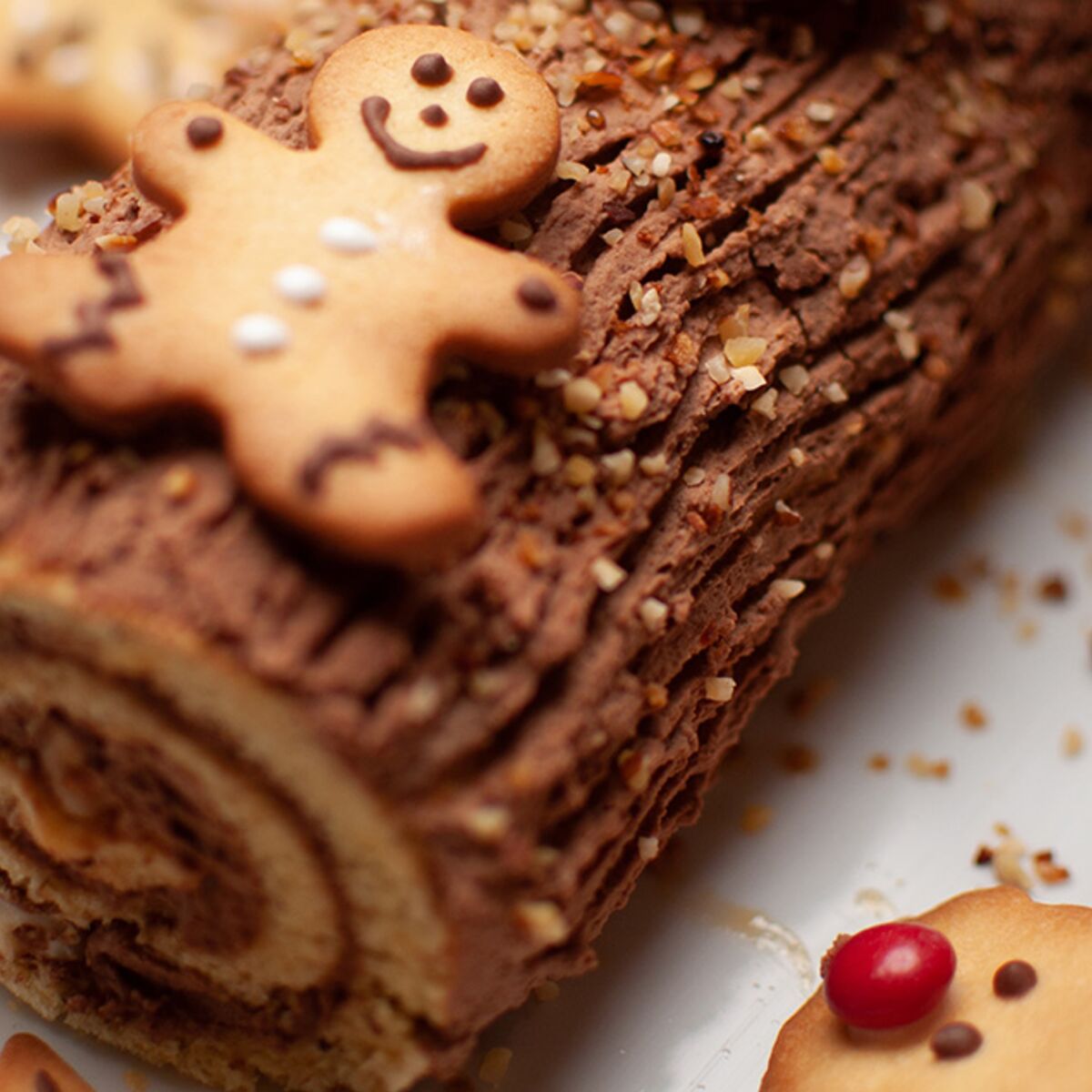 Bûche de Noël aux framboises et amandes - crème chiboust & biscuit joconde  - Recettes de cuisine Ôdélices