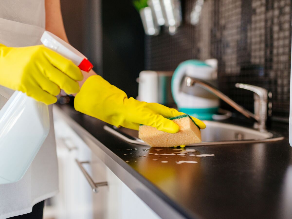 Nettoyer Meubles et Façades Cuisine Laqué - Astuces Maison et