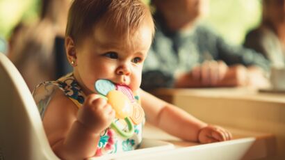 Poussées dentaires : pourquoi il faut éviter le collier d'ambre chez bébé :  Femme Actuelle Le MAG