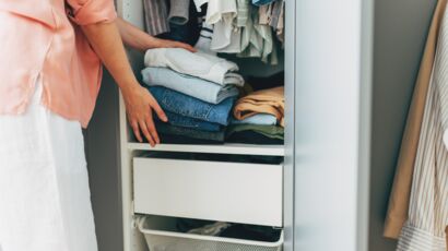 Comment éliminer la moisissure dans une armoire ? 7 astuces top