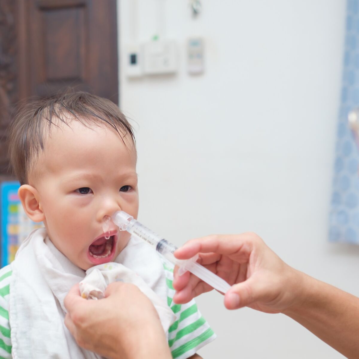 Moucher bébé avec une seringue nasale : pourquoi et comment le