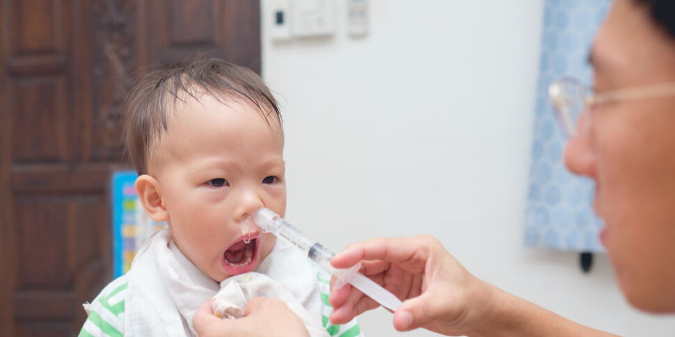 Moucher bébé avec une seringue nasale : pourquoi et comment le faire