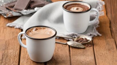 Cette boisson au chocolat chaud est la nouvelle obsession des internautes,  la « hot chocolate bomb » est partout