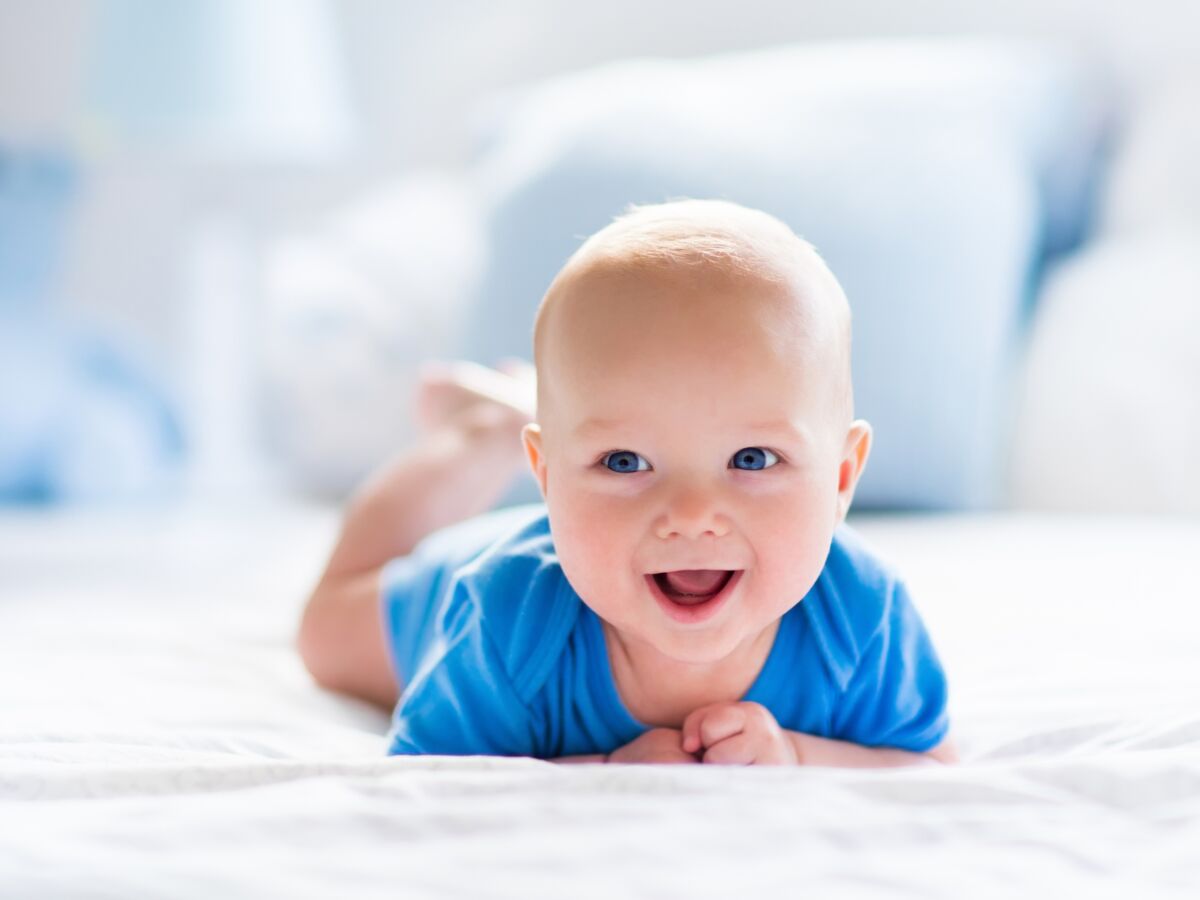 L'éveil de bébé de 9 à 12 mois : il affirme sa personnalité : Femme  Actuelle Le MAG