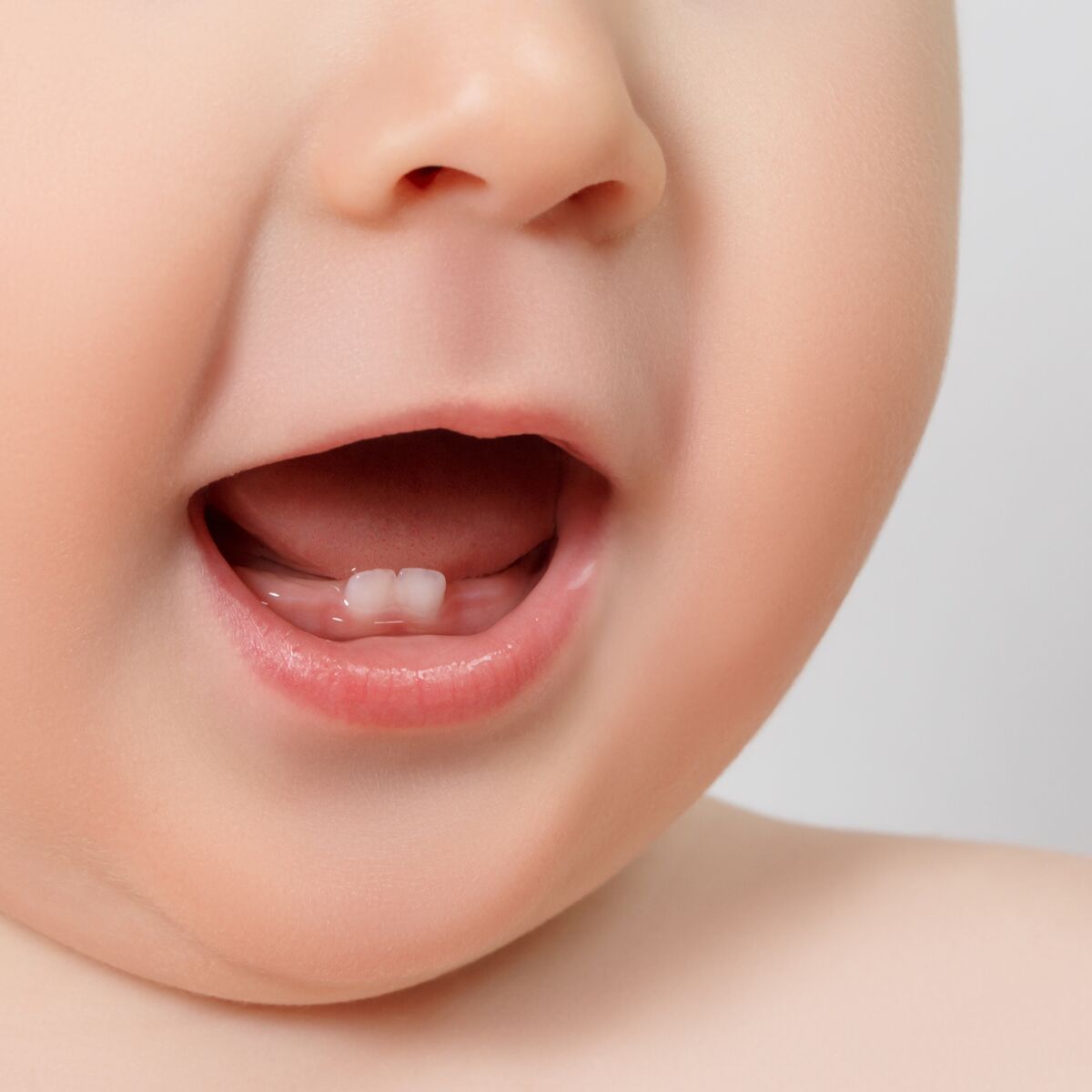 Poussées dentaires des nourrissons : définition, symptômes