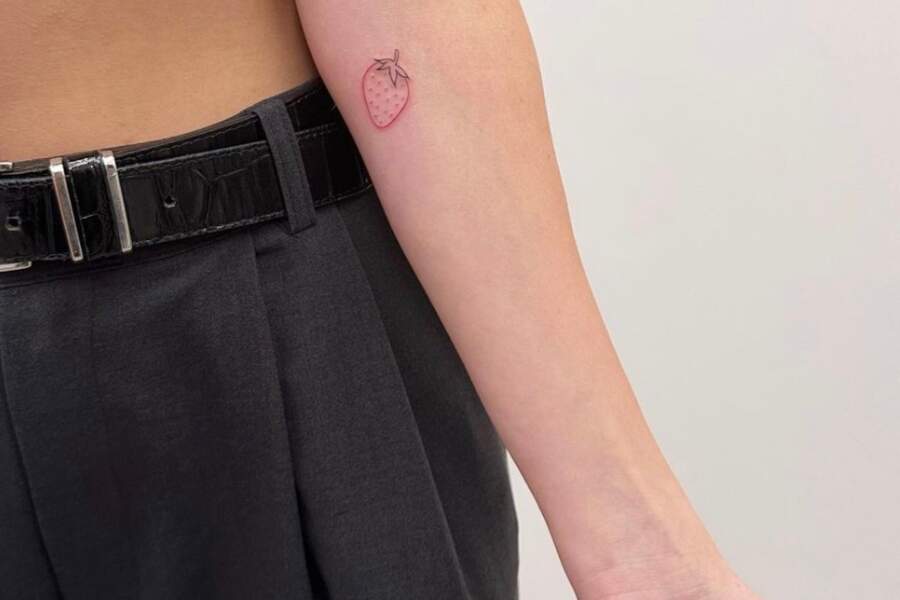 Tatouages Les Dessins Tendance De L Ann E 2024 Femme Actuelle   Une Fraise A L Encre Rouge 