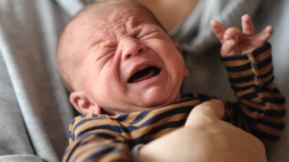 Bébé a toujours les yeux qui pleurent : que faire ? : Femme