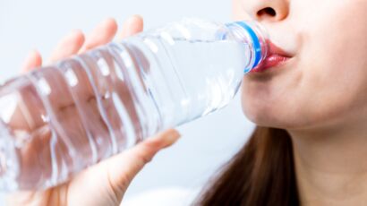 Eaux en bouteille contaminées par des microparticules de plastique: quel  danger pour la santé?