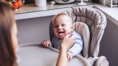 Peut-on mettre un bébé en position assise ? : Femme Actuelle Le MAG