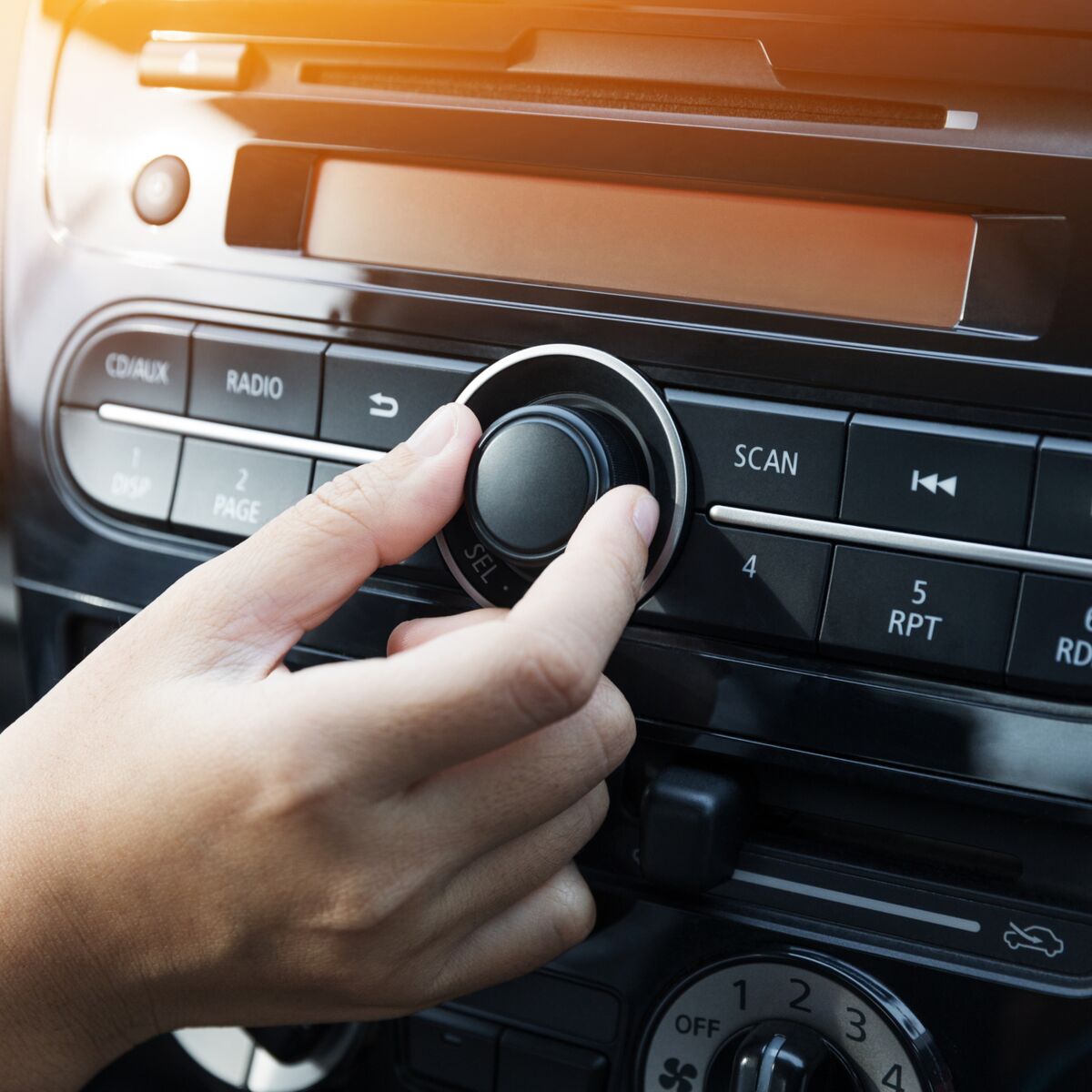 En voiture : comment écouter de la musique sans CD