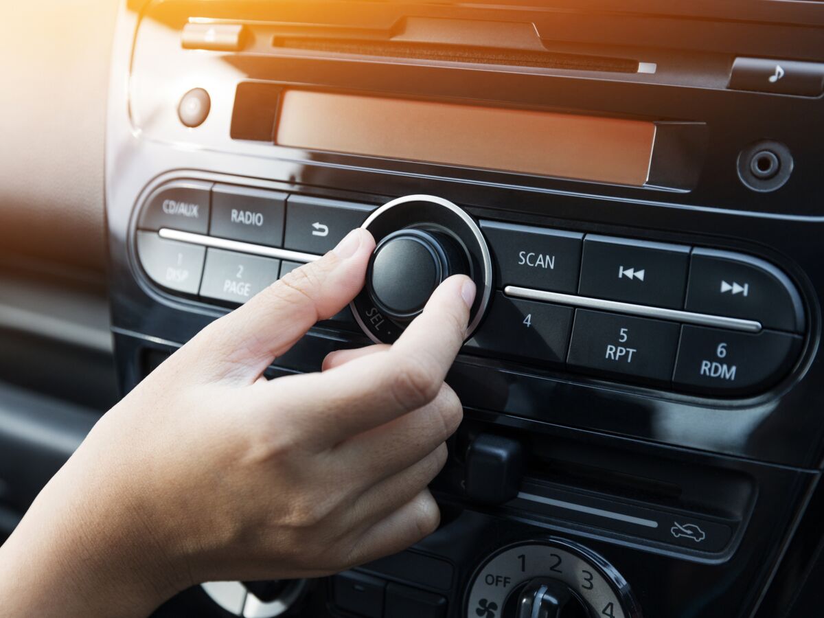 Jusqu'à quel niveau peut-on mettre le volume de la musique dans sa voiture  ? : Femme Actuelle Le MAG