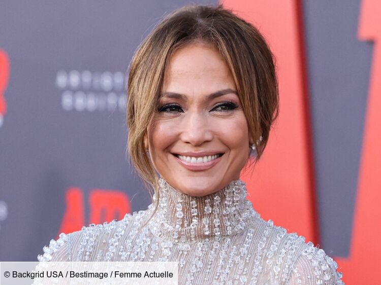 Jennifer Lopez : sublime en maillot de bain jaune échancré tendance et foulard dans les cheveux