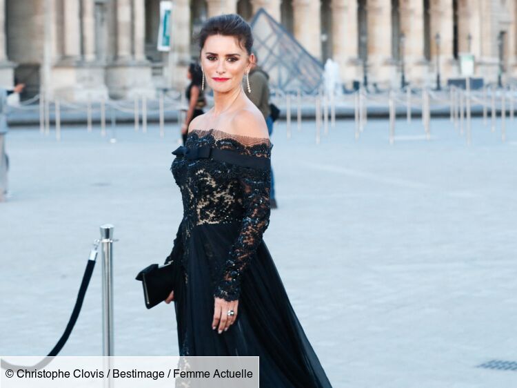 Carla Bruni, Penelope Cruz… Ces stars qui ont adopté la tendance de la transparence à la Fashion Week 2023