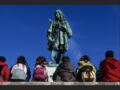 Des enfants devant la statue de Jean-Baptiste La Quintinie, le créateur des jardins fruitiers et potagers, à Versailles (France).