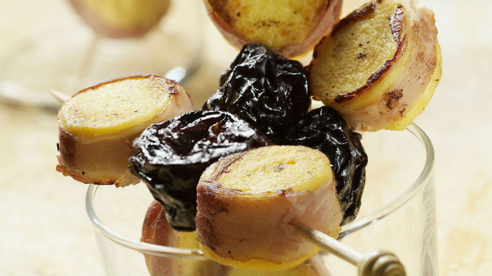 Brochettes de quenelles au lard et aux pruneaux