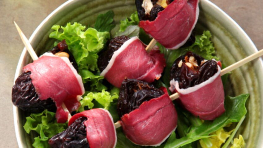 Brochettes de pruneaux farçis en habit de magret fumé facile et rapide