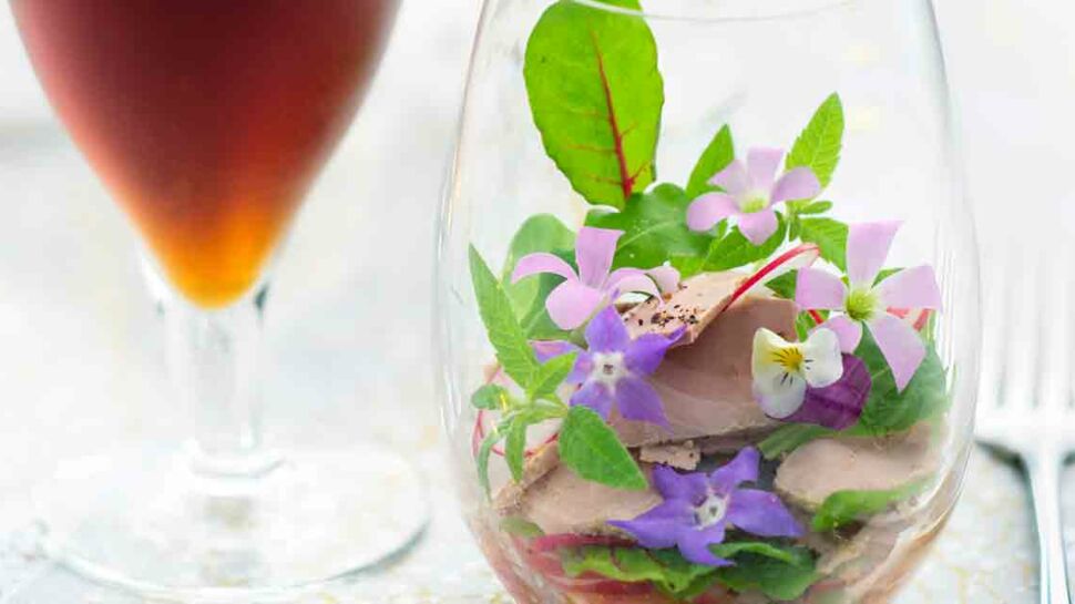 Salade de foie gras et fleurs comestibles