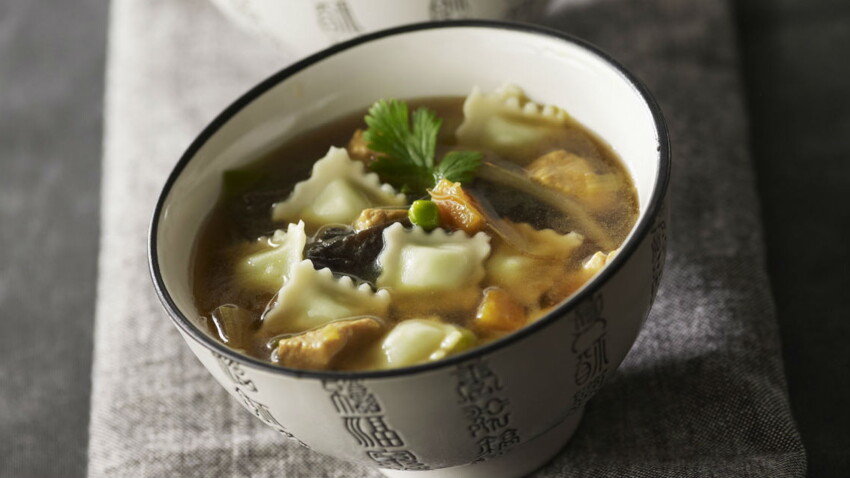 Soupe chinoise de ravioles et au poulet facile et rapide : découvrez