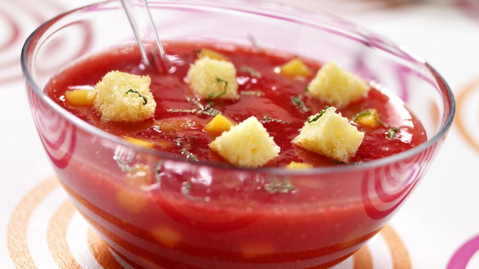 Gaspacho de fraises et dés de quatre-quarts