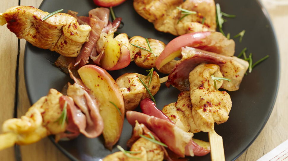 Brochettes de poulet, jambon de Bayonne et pomme