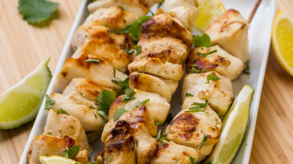 Brochettes de poulet marinées à l’huile d’olive et au citron