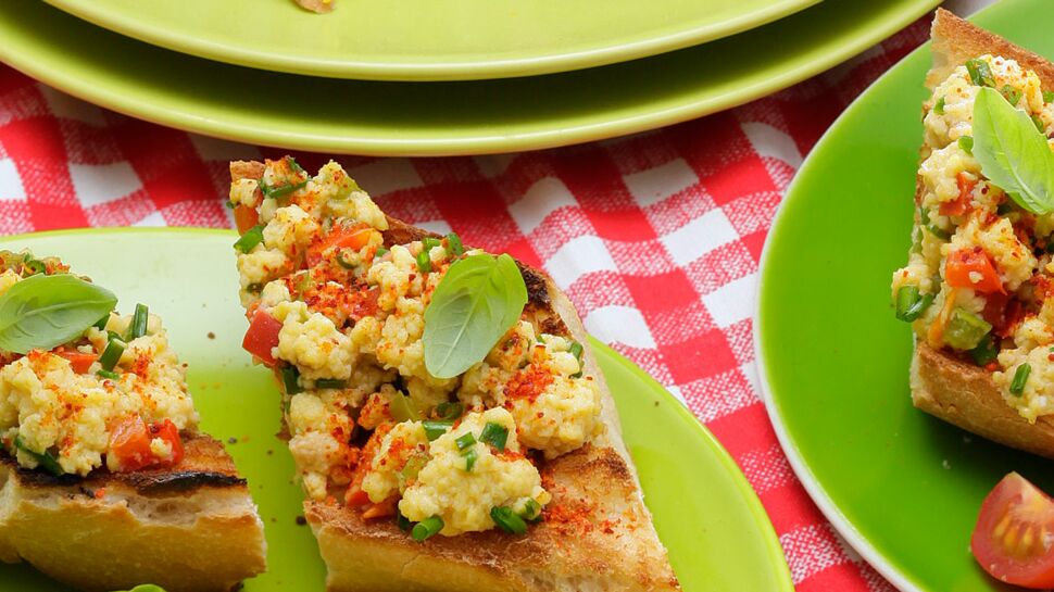 Piperade d‘œufs brouillés sur toasts