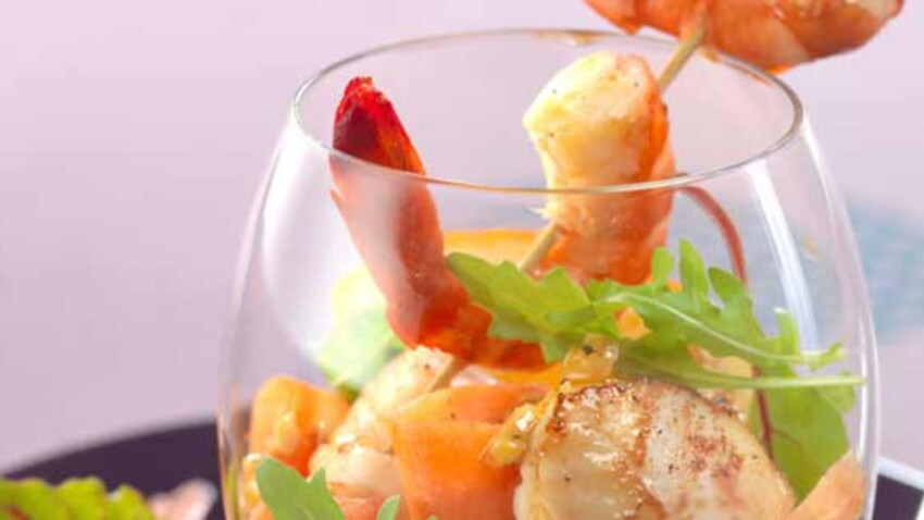 Brochettes de crevettes, saint-jacques, sauce picon, orange et miel