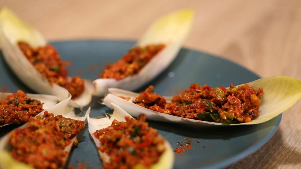 Barquettes d’endives au pesto de pistaches et tomates confites