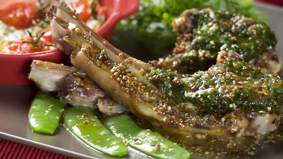 Carré d’agneau en croûte d’herbes, clafoutis de tomates cerise