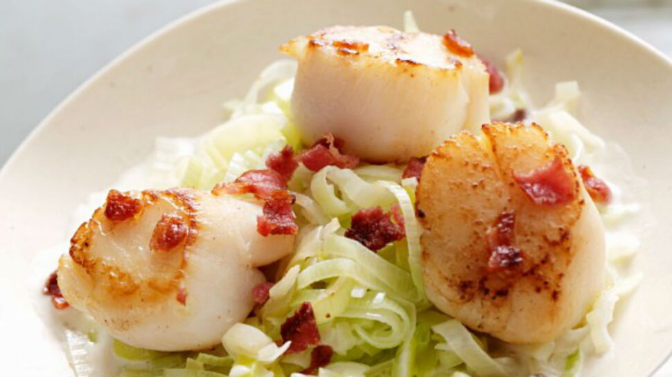 Coquilles st jacques au gingembre sur lit de poireaux au vin blanc