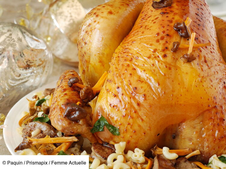 Chapon fourré au foie gras de canard, chanterelles et coquillettes