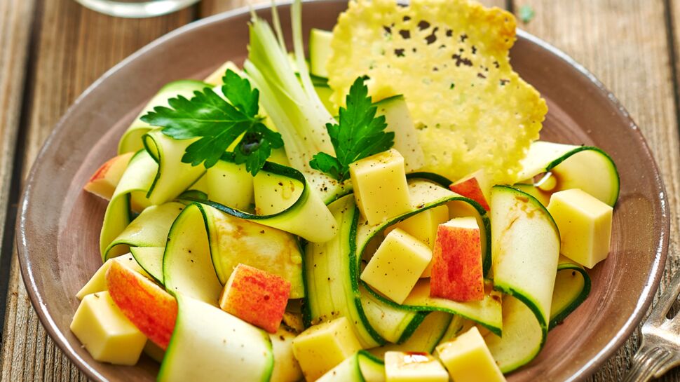 Salade croquante de courgettes, dés de raclette de Savoie, sauce sésame & chips de raclette de Savoie